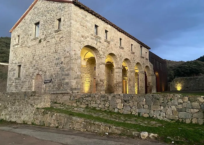 Sainte Lucie De Tallano,2 Personnes Au Centre Du Village Santa-Lucia-di-Tallano