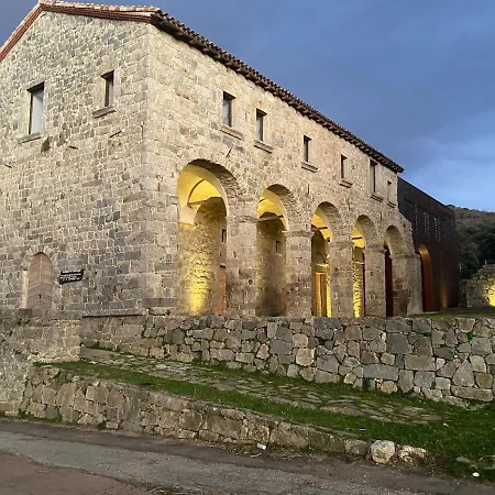 Sainte Lucie De Tallano,2 Personnes Au Centre Du Village Santa-Lucia-di-Tallano