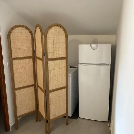 Sainte Lucie De Tallano,2 Personnes Au Centre Du Village