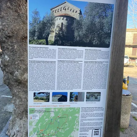 Sainte Lucie De Tallano,2 Personnes Au Centre Du Village Santa-Lucia-di-Tallano