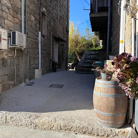 Sainte Lucie De Tallano,2 Personnes Au Centre Du Village