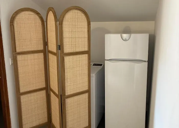 Sainte Lucie De Tallano,2 Personnes Au Centre Du Village