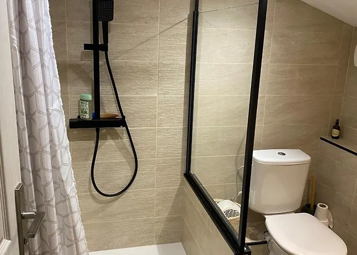 Sainte Lucie De Tallano,2 Personnes Au Centre Du Village